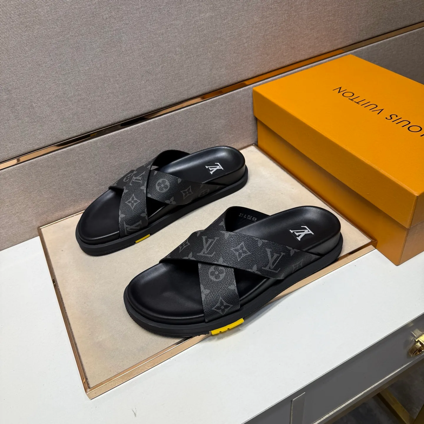 Men's men's shoes 💰pp420 [LV～] Men's casual slippers 2025z cabinet sales simultaneously 🔶Size: 38-44#️⃣ 🔷2 colors🔜The upper is made of multi-material splicing➕Cow leather lining, comfortable and breathable, sole: original comfortable, wear-resistant and non-slip outsole, ⚠️Real shot📱Photographed🎬The real thing is better📢📢📢